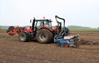 Mest en maiszaad in één werkgang ingebracht
