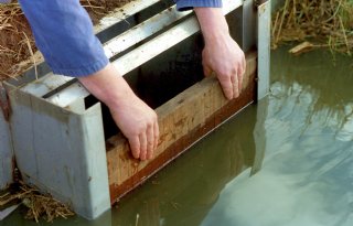 Waterschap Rivierenland bekostigt en legt stuwtjes aan voor boeren