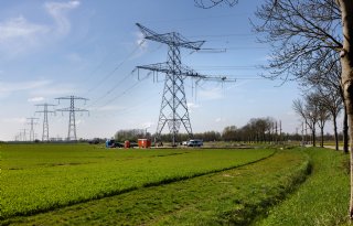 Landbouw wil hoogspanningsnetwerk door water, niet door landelijk gebied