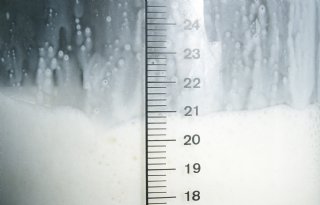 Notering verse boter zakt verder, weipoeder bereikt top