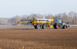 Drijfmest over pas gezaaide uien spuiten om stuiven tegen te gaan
