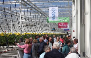 Zonnig lenteweer trekt mensen massaal de kas in