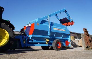 Duitse Himel-voermengwagen freest en mengt kleine porties