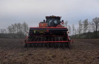 Broers bouwen machine om volvelds mais te zaaien