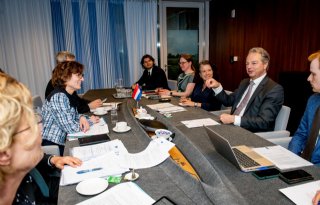 Eurocommissaris Roswall legt bal verbetering milieukwaliteit bij Nederland