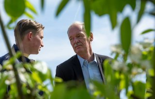 Luuk Tijssen praat staatssecretaris bij over fruitteelt