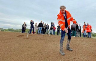 Rijn en IJssel start proef met grondstof uit rioolslib om dijk te versterken