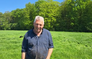 Voormalig melkveehouder Jos van Langen laat stal slopen