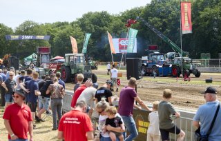Veel rook, herrie en lol op 'boerenfeestje' in Cromvoirt