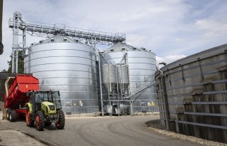 Veel kleine stromen vullen silo's met gerst en tarwe