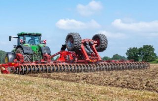 Kverneland komt met brede schijveneg met secties