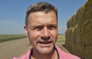 Oekraïne-vlogger Kees Huizinga: 'Twee pakken stro per minuut persen'