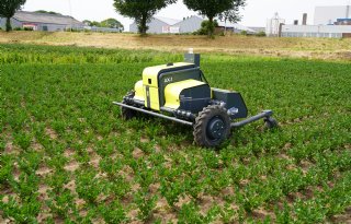 Kilter-veldrobot is met spotsprayer versmolten