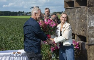Schaatskampioen Irene Schouten onthult duurzame Drentse lelies