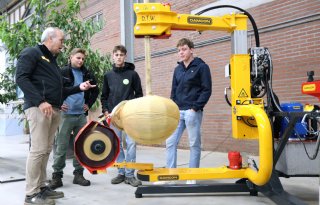 Wikkelmachines maken einde aan zwaar handwerk met boomkluiten