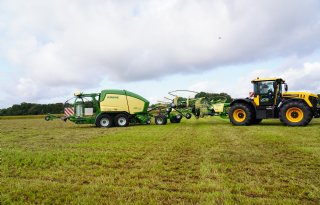Krone koppelt balenpers achter rotorhark