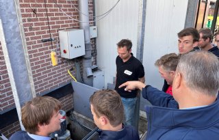 Robots zuigen en schuiven mestmix put uit