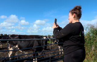 Melkveehouder Amber Laan nodigt mensen uit op haar boerderij
