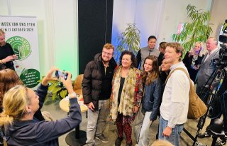 Tuinbouwstudenten geven Caroline van der Plas wel een warm welkom