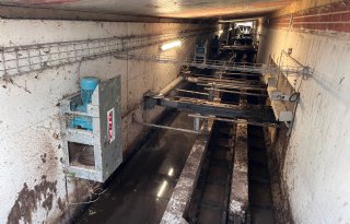 Vaste fractie schuivend eruit, urine stroomt zo opslag in