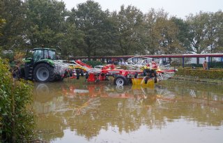 Pöttinger-hark in vijver bij RMV Hardenberg illustreert seizoenswisseling