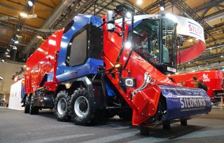 Siloking toont enorme zelfrijdende en -ladende voermengwagen