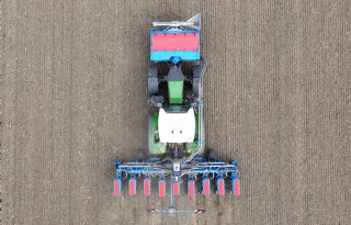 Lemken toont nieuwe maiszaaimachine die ook bieten kan zaaien