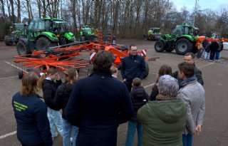 Leerlingen krijgen trekkerles over draaicirkels en dode hoek