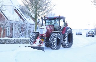 Winterse taferelen: Boeren schieten te hulp en sneeuwpret op het erf (foto's)