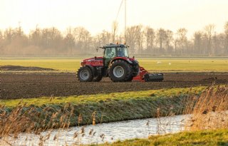 Akkerbouwer benut vorst om land zaaiklaar te maken
