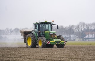 Loonbedrijf benut ieder uur om kunstmest te strooien