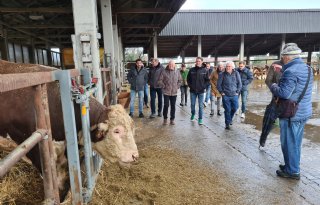 Bestuurders en boeren bezoeken samen biologische vakbeurs