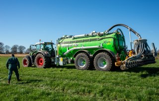 Eerste meters met nieuwe, groengelakte mesttank