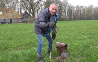 84-jarige Sjoerd Ponne helpt boeren bij mollenoverlast