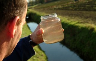 Monitoring melkveebedrijven moet helpen bij strenge regels erfafspoeling