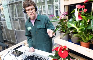 Eros haalt – letterlijk – muziek uit een kamerplant