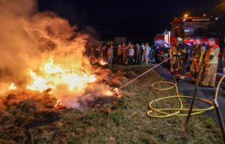 Brandbrief in Borculo, balen in brand langs A7: zo verliep avond vol protest
