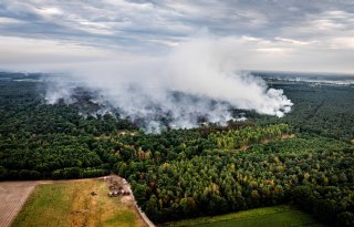 Trekkers voeren bluswater aan bij ‘onwerkelijke’ natuurbrand Limburg