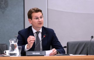 Van Essen: intrekken vergunningen pas na onderzoek alle opties
